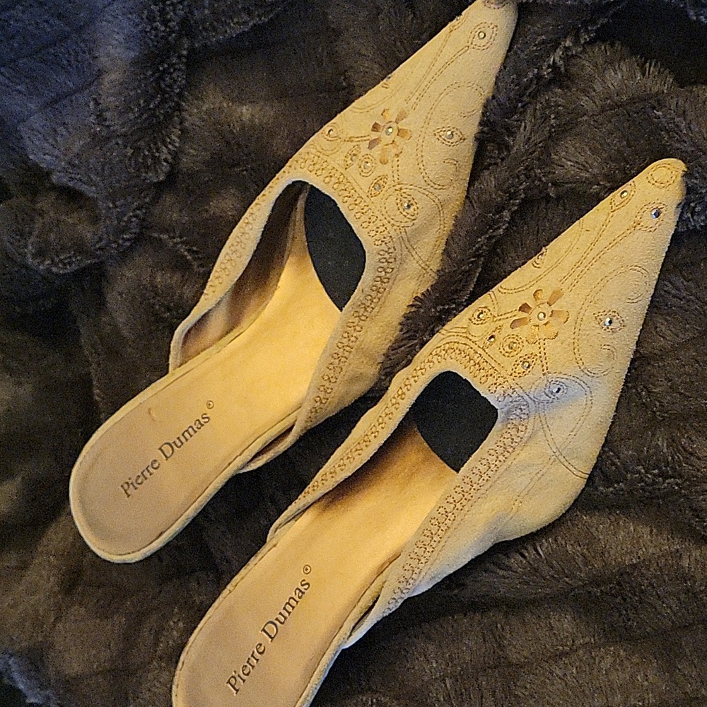 Pierre Dumas Women's Tan Embroidered Mules - Picture 7 of 7